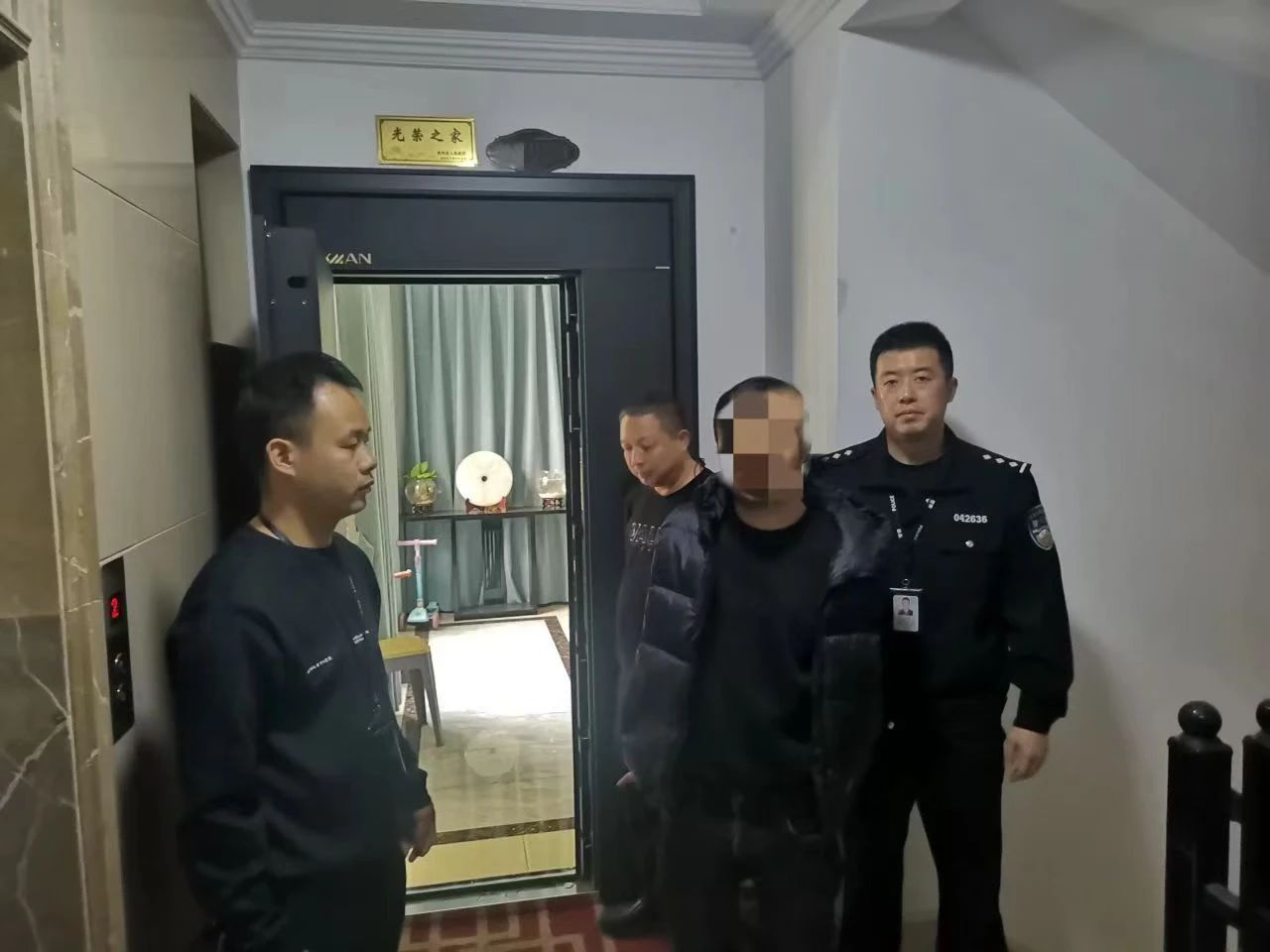 笃山乡全副伪装仍被识别！双龙公安成功抓获一名撬锁盗窃嫌疑人
